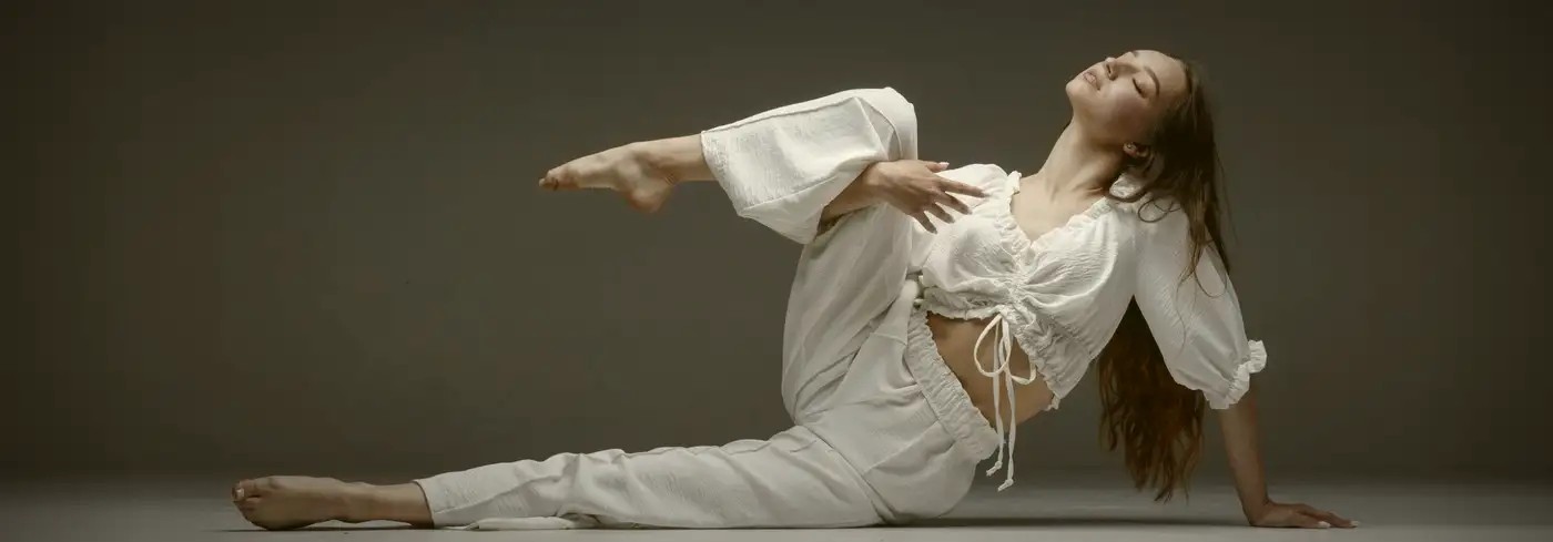 Contemporary Tänzerin am Boden in der Tanzschule Erich Gaspers