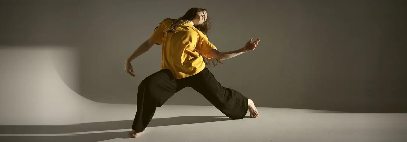 Contemporary Tänzerin im Ausfallschritt in der Tanzschule Erich Gaspers