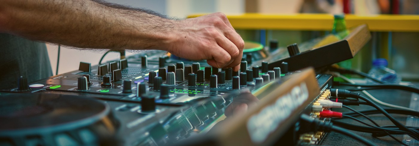 DJ am Mischpult bei einer Party in der Tanzschule Erich Gaspers