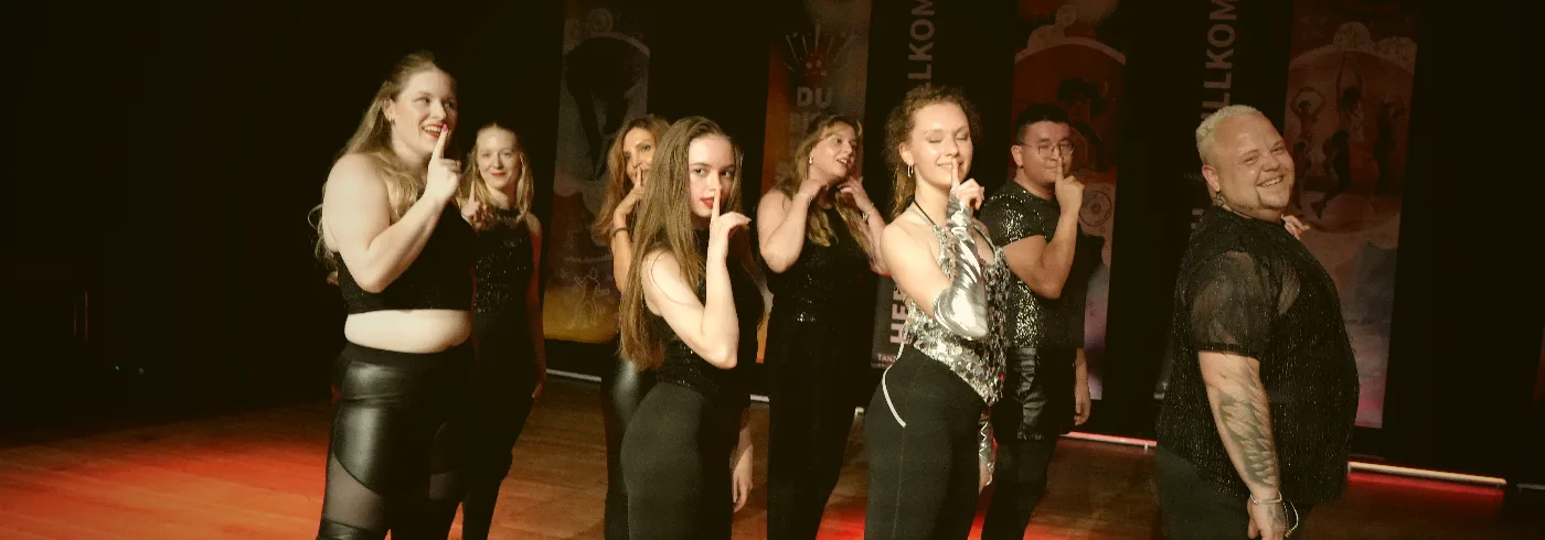 Gruppe tanzt in High Heels in der Tanzschule Erich Gaspers