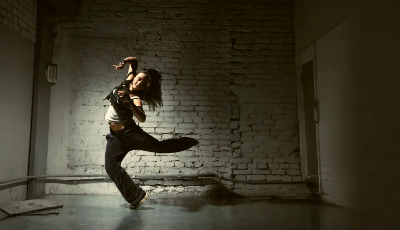 Hip Hop Tänzerin an der Wand in der Tanzschule Erich Gaspers