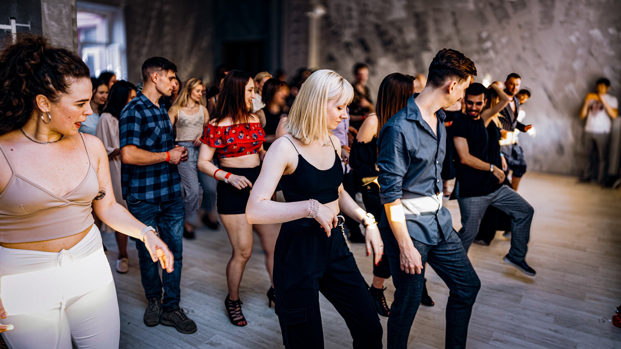 Gruppe tanzt Modern Line Dance in Alltagskleidung