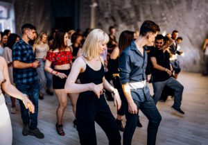 Gruppe tanzt Modern Line Dance