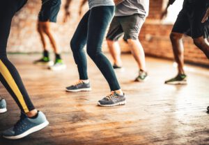 Zumba Kurs: Füße und Sneaker beim Tanzen