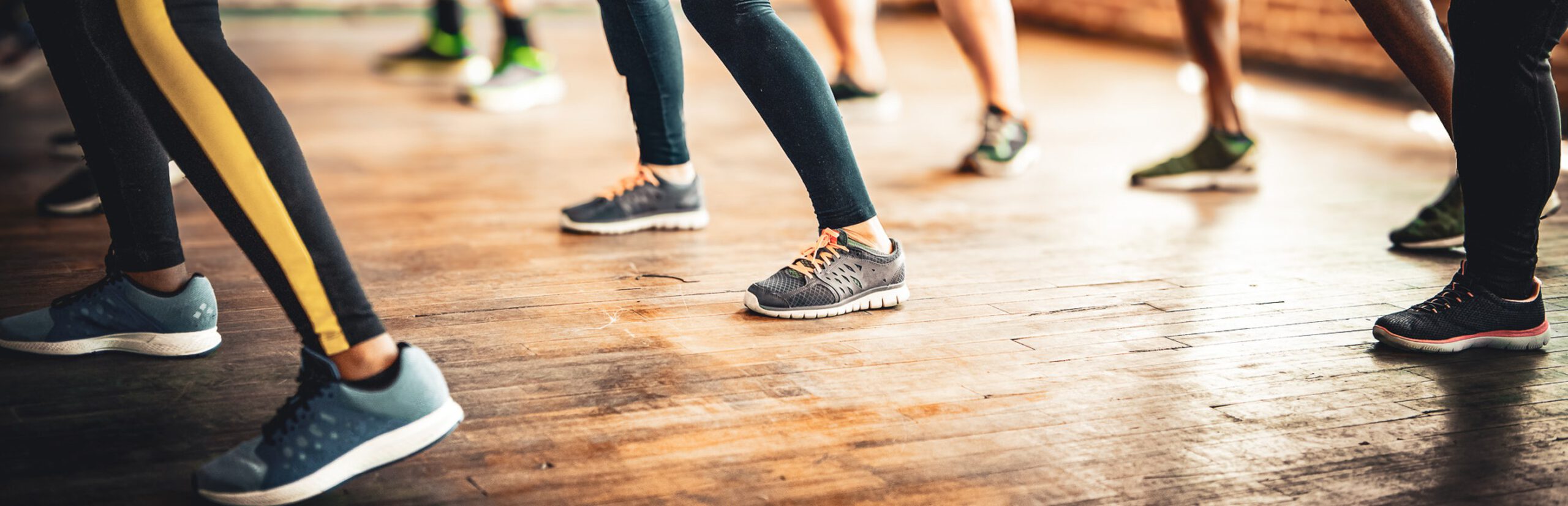 Zumba Kurs: Füße und Sneaker beim Tanzen